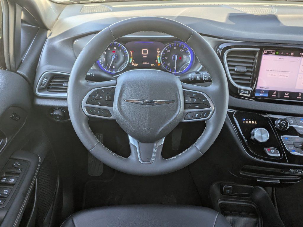 Used 2025 Chrysler Pacifica Select FWD image 31