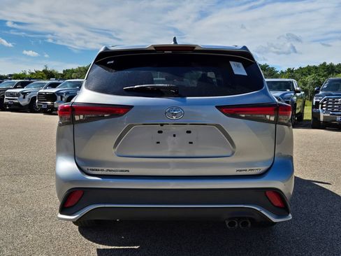 Used 2021 Toyota Highlander XSE AWD/4WD image 4