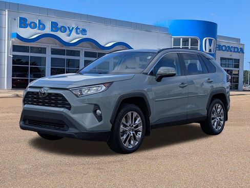 Used 2021 Toyota RAV4 XLE Premium image 7