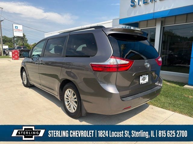 Used 2017 Toyota Sienna XLE Premium FWD image 3