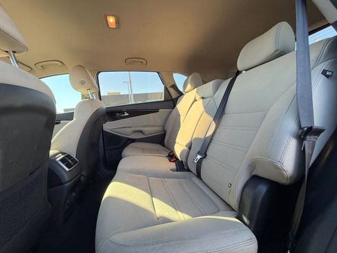 Used 2020 Kia Sorento LX image 17