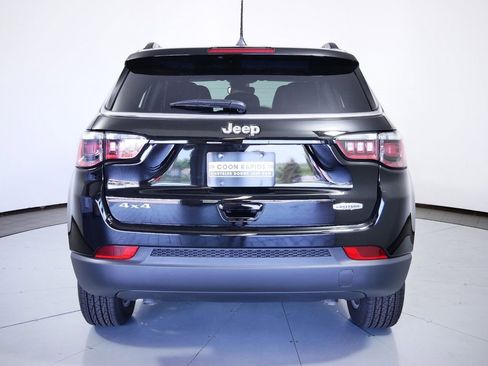 Used 2024 Jeep Compass Latitude image 9