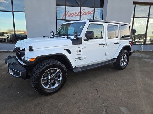 Used 2018 Jeep Wrangler Unlimited Sahara image 3