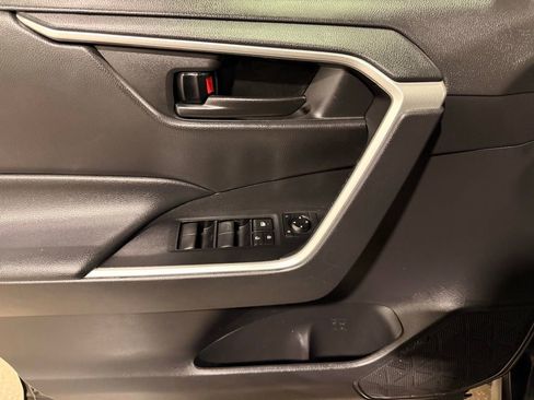 Used 2021 Toyota RAV4 LE image 12