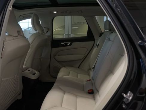 Used 2022 Volvo XC60 B5 Momentum w/ Climate Package image 28