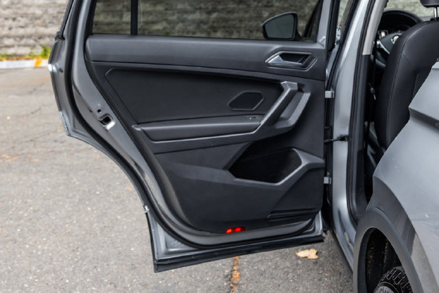 Used 2021 Volkswagen Tiguan SE w/ Panoramic Sunroof Package AWD/4WD image 19