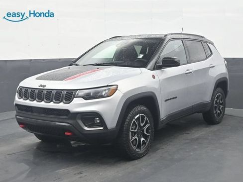 Used 2025 Jeep Compass Trailhawk w/ Trailer Tow Group AWD/4WD image 3