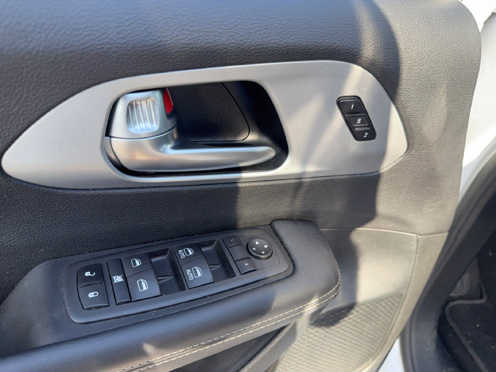 Used 2024 Chrysler Pacifica Limited FWD image 11