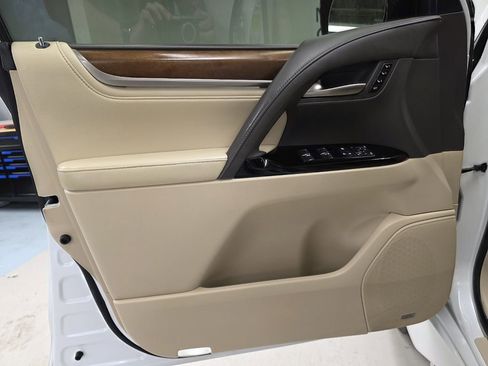 Used 2017 Lexus LX 570 4WD w/ Luxury Package image 18