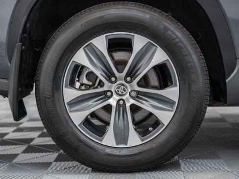 Used 2023 Toyota Highlander XLE AWD/4WD image 18