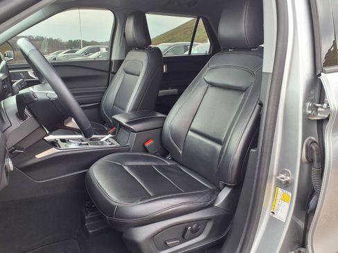 Used 2023 Ford Explorer XLT w/ Equipment Group 202A image 9