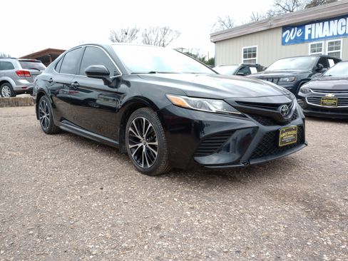 Used 2019 Toyota Camry SE image 1