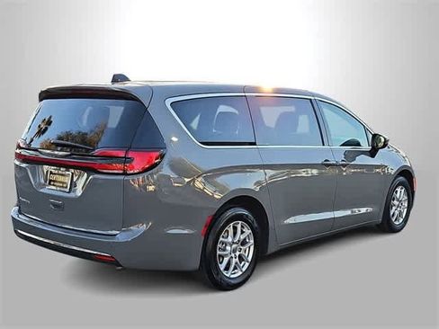 Used 2023 Chrysler Pacifica Touring-L image 8