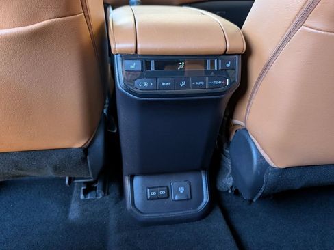 Used 2024 Toyota Highlander Platinum FWD image 19