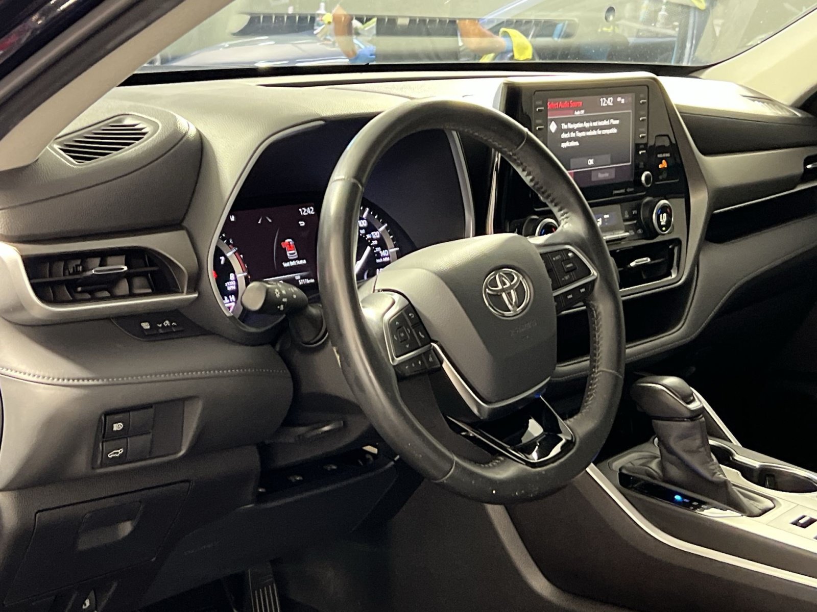 Used 2020 Toyota Highlander XLE AWD/4WD image 16