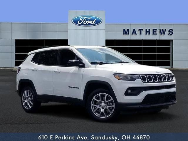 Used 2024 Jeep Compass Latitude AWD/4WD image 1