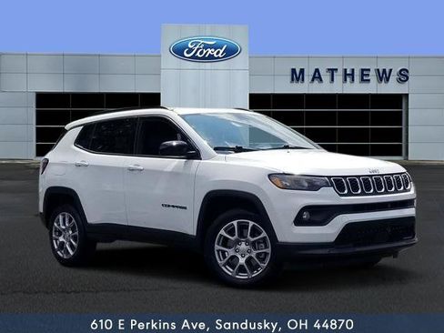 Used 2024 Jeep Compass Latitude AWD/4WD image 1
