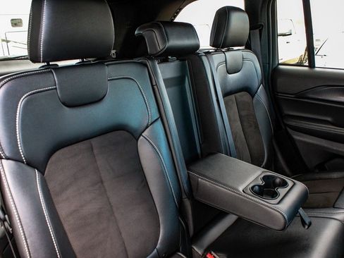 Used 2024 Jeep Grand Cherokee Altitude image 39