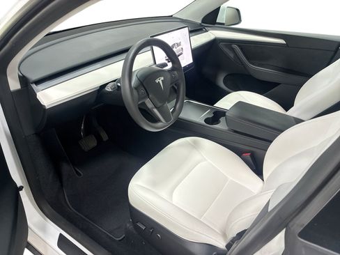 Certified 2023 Tesla Model Y AWD image 9