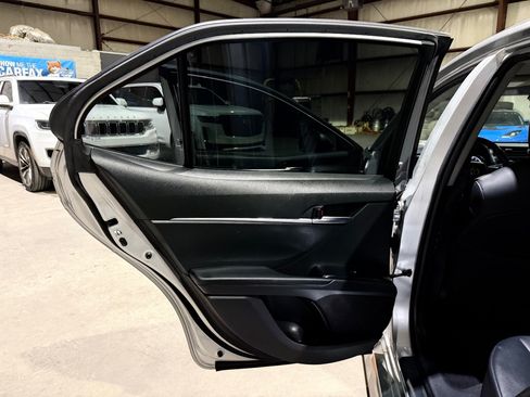 Used 2018 Toyota Camry SE FWD image 15