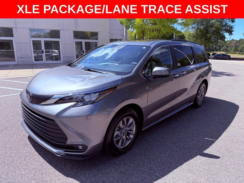 Used 2026 Toyota Sienna XLE FWD image 3