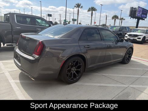 Used 2019 Chrysler 300 Touring w/ Sport Appearance Package RWD image 4