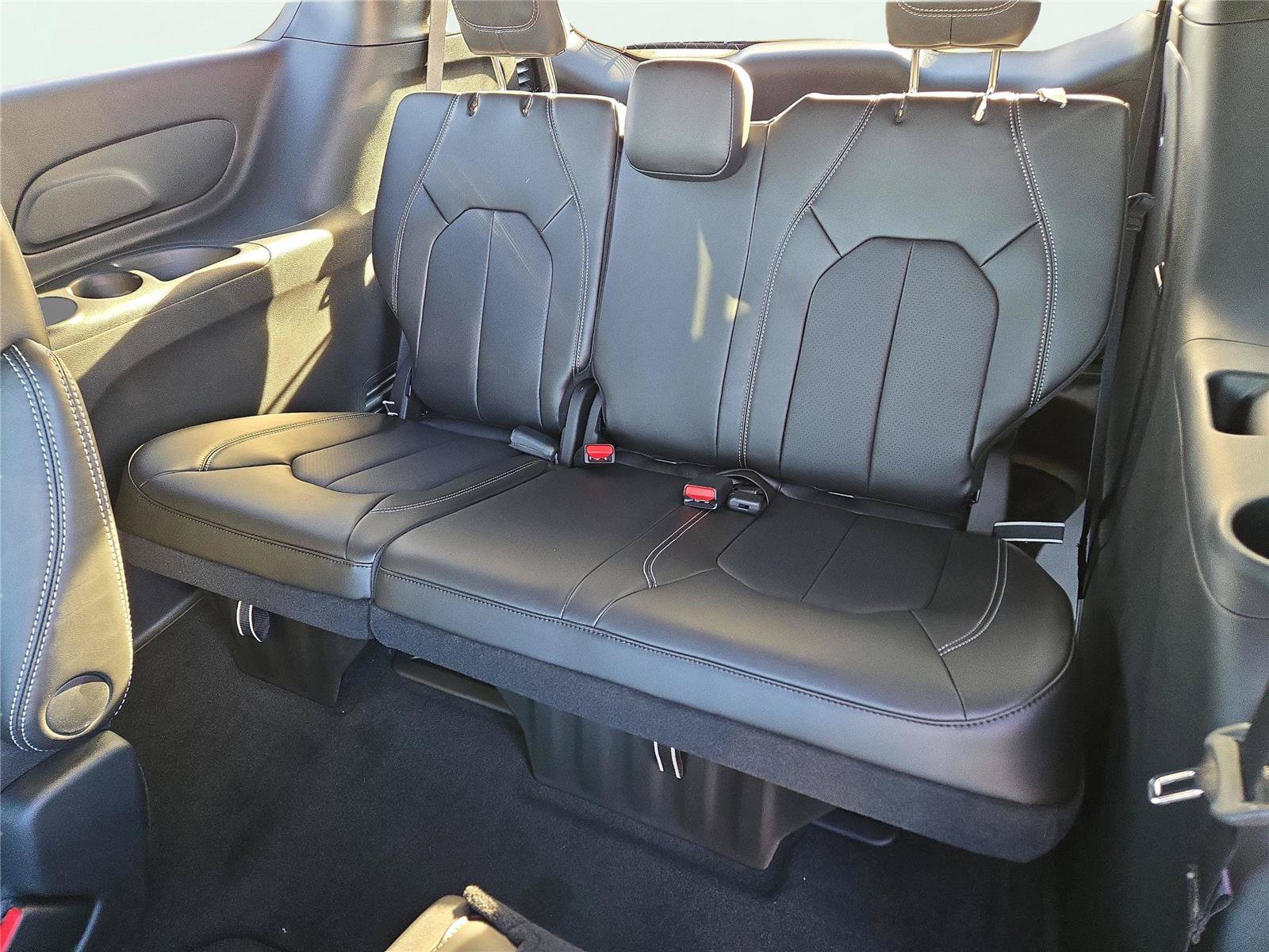 New 2026 Chrysler Pacifica Select w/ S Appearance Package FWD image 17