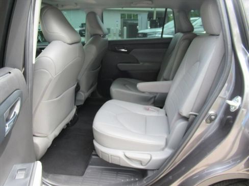 Used 2022 Toyota Highlander XLE FWD image 35