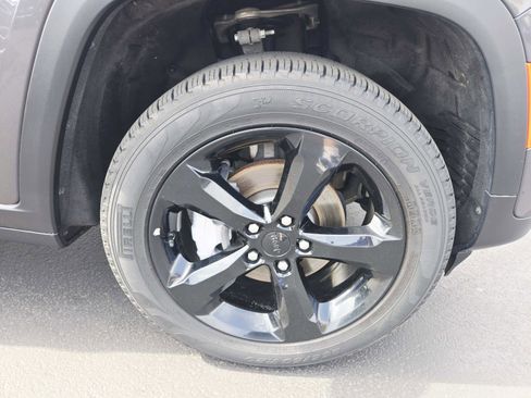 Used 2024 Jeep Grand Cherokee Limited w/ Black Appearance Package image 18