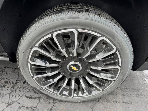 New 2026 Chevrolet Suburban High Country AWD/4WD image 32