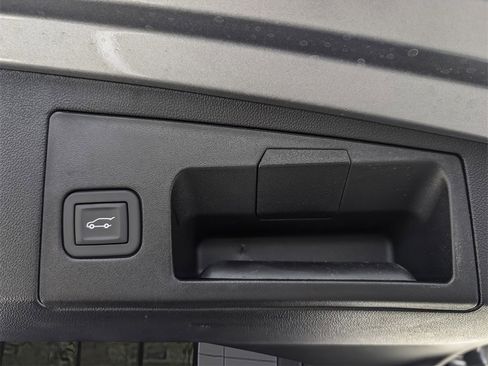 New 2025 Cadillac XT5 Luxury image 16