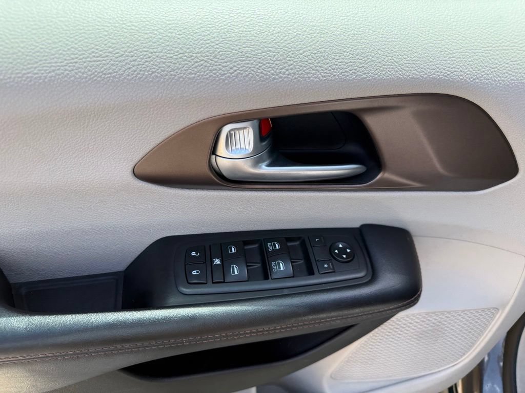 Used 2018 Chrysler Pacifica Touring-L FWD image 24