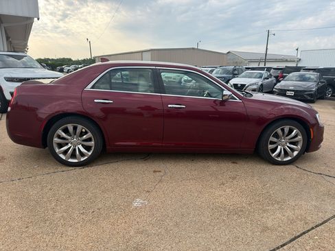 Used 2018 Chrysler 300 Limited RWD image 6