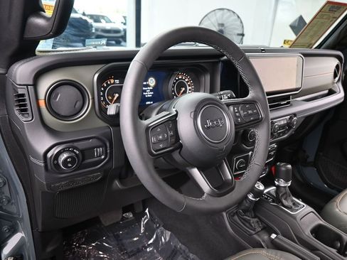 Used 2026 Jeep Gladiator Mojave AWD/4WD image 10