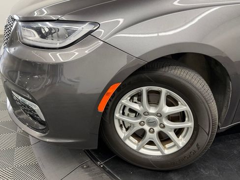 Used 2023 Chrysler Pacifica Touring-L FWD image 5