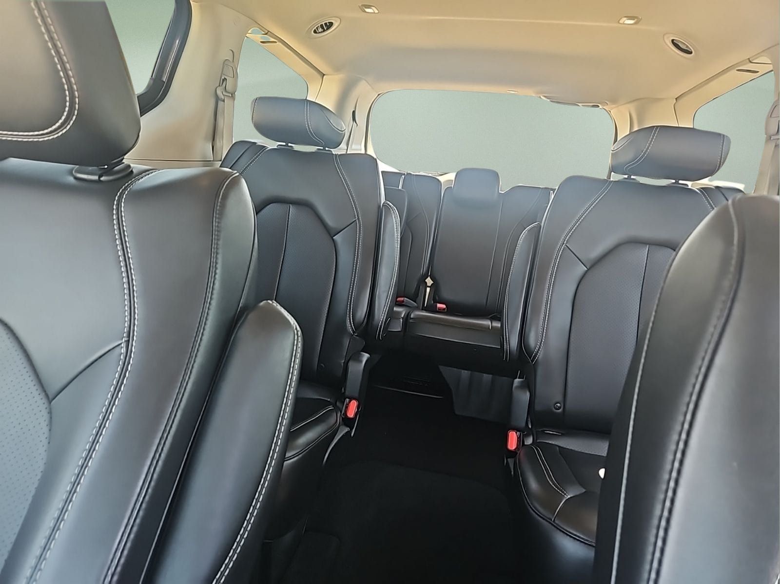 Used 2023 Chrysler Pacifica Touring-L FWD image 11