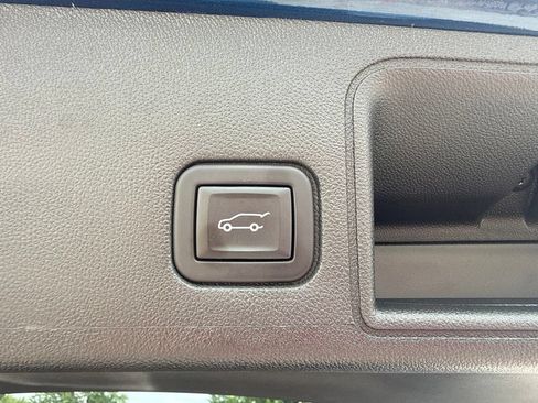 Used 2023 GMC Terrain SLT AWD/4WD image 8