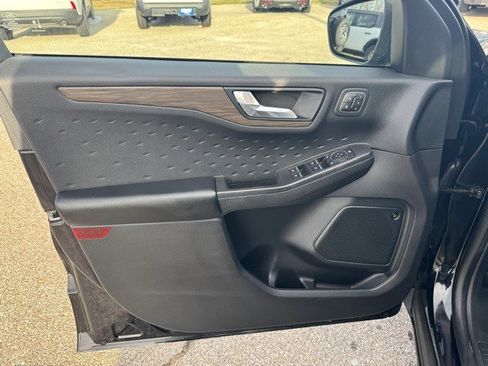 Used 2020 Ford Escape Titanium image 10