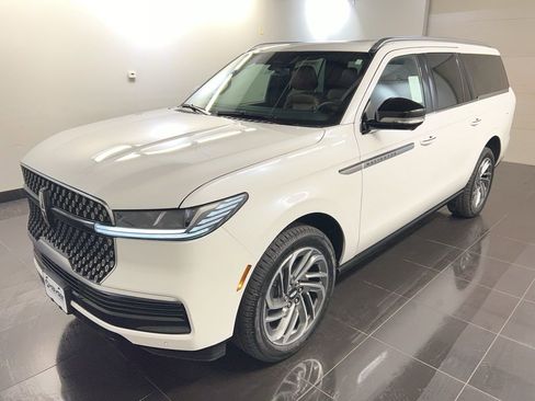 New 2026 Lincoln Navigator L Reserve AWD/4WD image 3