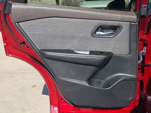 Used 2023 Nissan Rogue SV image 14