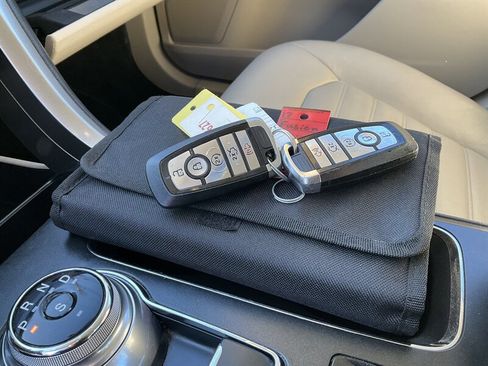 Used 2017 Ford Fusion SE w/ Fusion SE Technology Package image 18