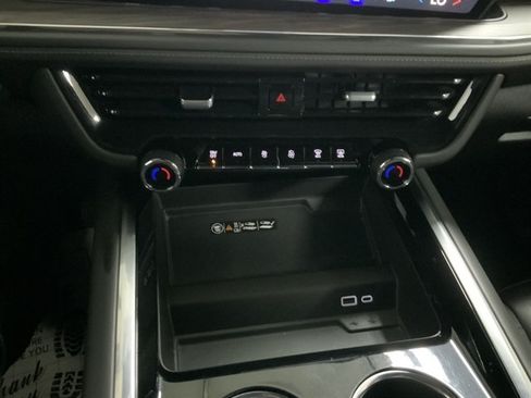 Used 2025 Chevrolet Suburban Z71 AWD/4WD image 43