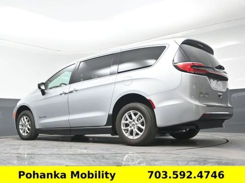 Used 2024 Chrysler Pacifica Touring-L FWD image 10