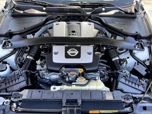 Used 2020 Nissan 370Z Coupe RWD image 10