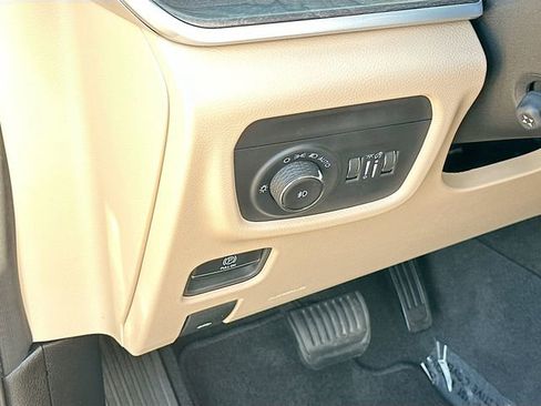 Used 2024 Jeep Grand Cherokee L Limited w/ Luxury Tech Group II image 10