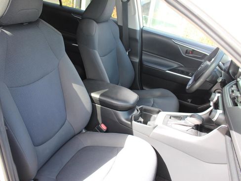 Used 2019 Toyota RAV4 LE w/ Carpet Mat Package image 15