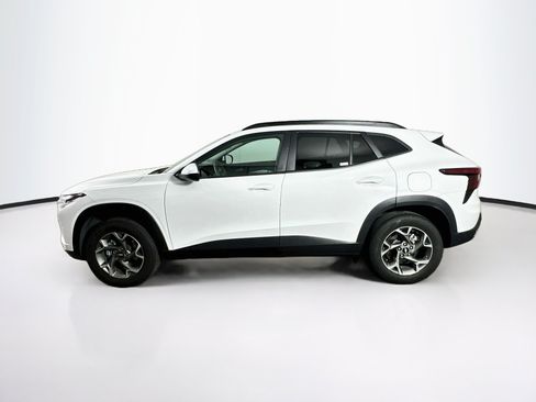 Used 2025 Chevrolet Trax LT FWD image 4