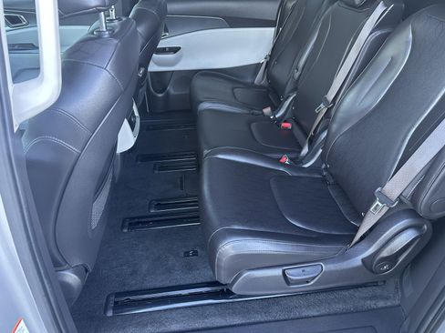 Used 2023 Kia Carnival LX FWD image 21