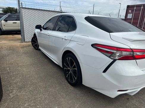Used 2018 Toyota Camry SE FWD image 2