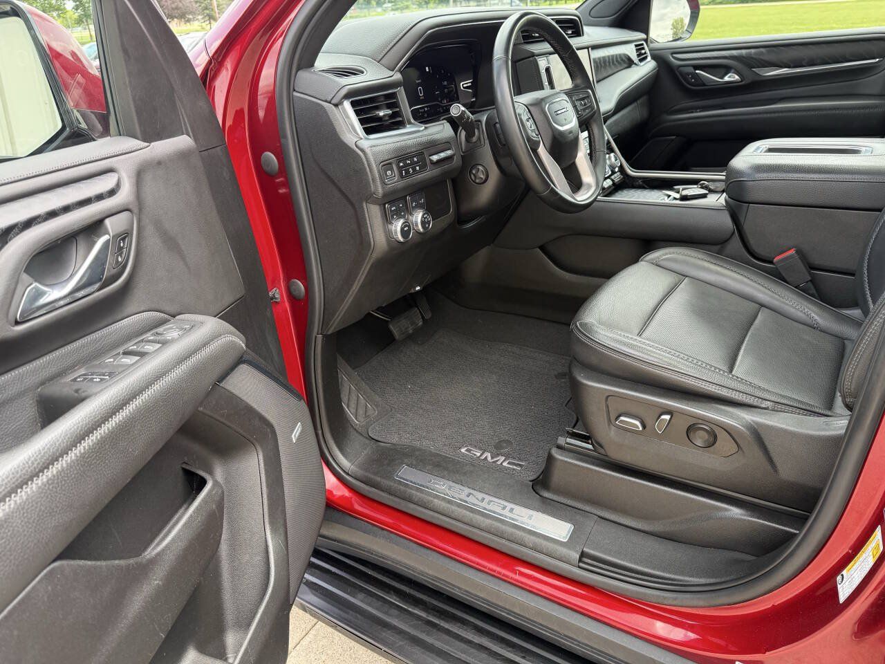 Used 2023 GMC Yukon Denali AWD/4WD image 5